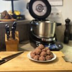 Die Küche wird zur Bühne – Kochen als gemeinsames Erlebnis.schauen gespannt zu