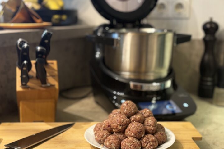Die Küche wird zur Bühne – Kochen als gemeinsames Erlebnis.schauen gespannt zu