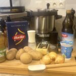 Zutaten bereit: Kartoffeln, Bergkäse, Pasta & Apfelmus – alles steht bereit für den Familienklassiker