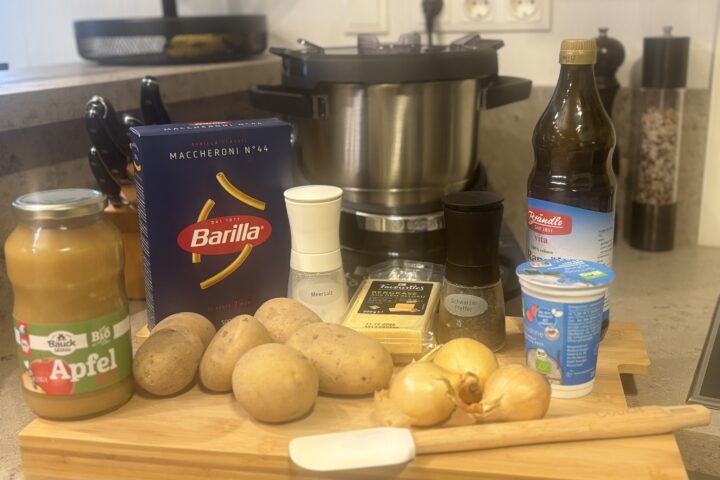 Zutaten bereit: Kartoffeln, Bergkäse, Pasta & Apfelmus – alles steht bereit für den Familienklassiker