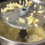 Luis in Aktion: Mit voller Konzentration hobelt Luis den Käse und schneidet die Kartoffeln