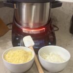 Vor dem Backen: Kartoffeln, Pasta und Käse vereint – bereit für den Ofen