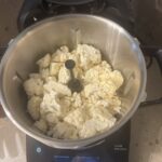 Gemüsezutaten für Blumenkohlcremesuppe im Cookit-Topf mit Zerkleinerungseinsatz