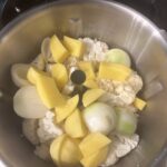 Gemüsezutaten für Blumenkohlcremesuppe im Cookit-Topf mit Zerkleinerungseinsatz