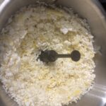 Zerkleinerter Blumenkohl, Kartoffeln und Zwiebeln im Cookit nach dem ersten Schritt
