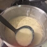 Cookit-Topf mit cremiger Suppenbasis auf aktivem Kochfeld