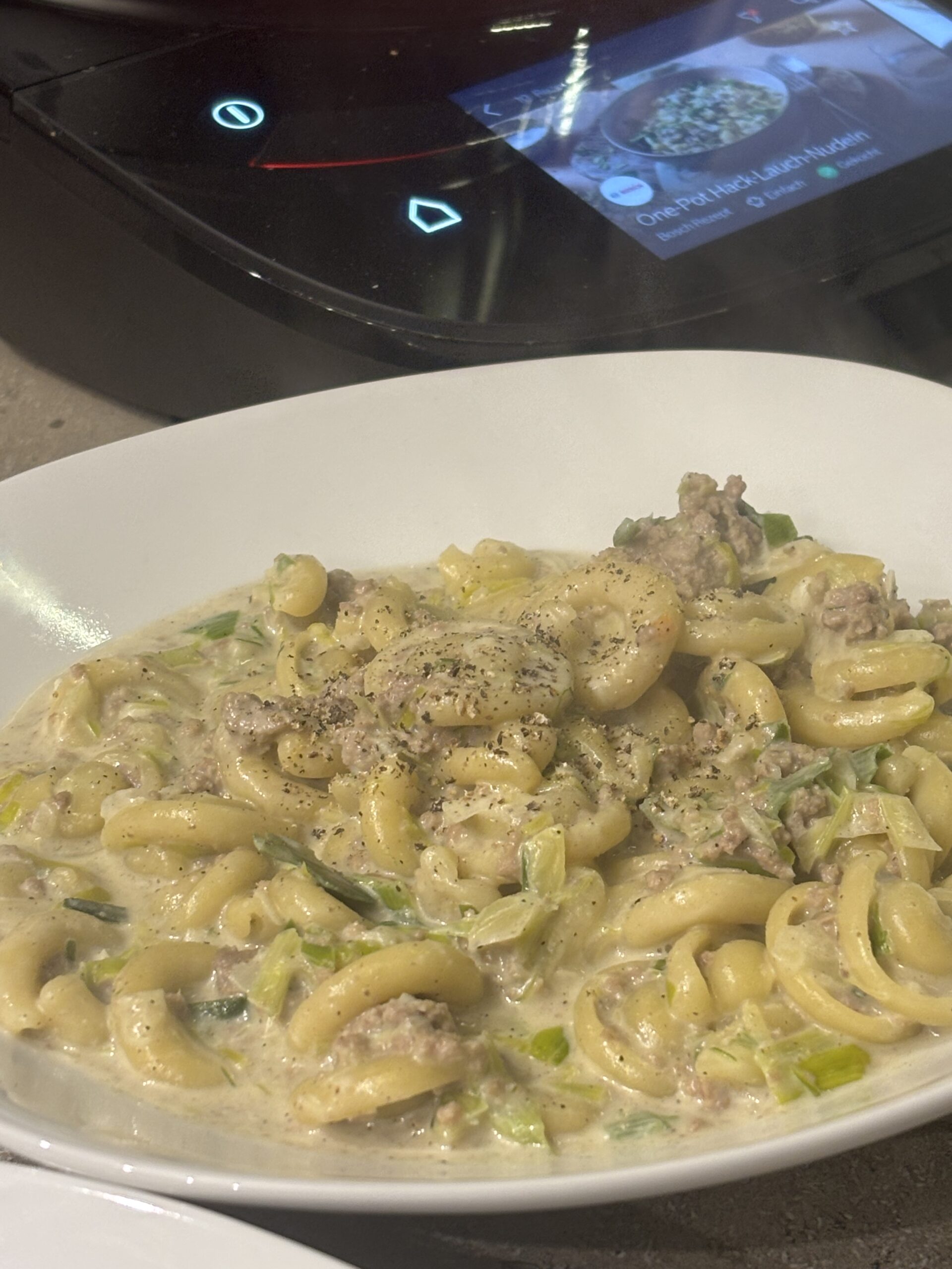One-Pot Hack-Lauch-Nudeln gekocht im Bosch Cookit