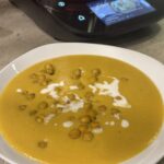 Süßkartoffel-Linsen-Suppe mit gerösteten Kichererbsen