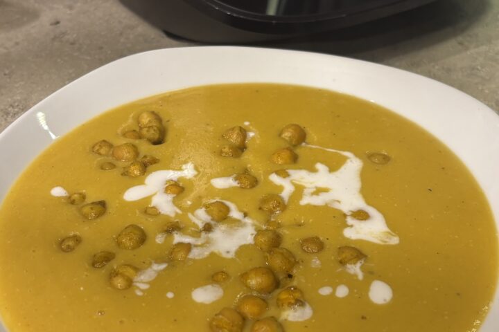 Süßkartoffel-Linsen-Suppe mit gerösteten Kichererbsen