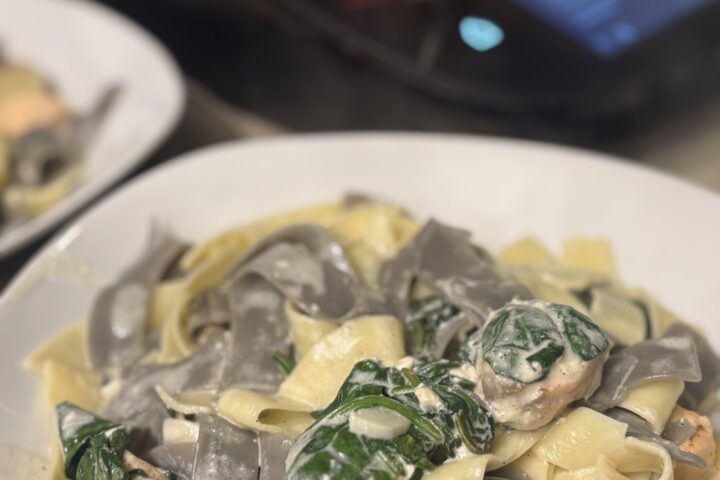 Tagliatelle mit Lachs in cremiger Spinat‑Sahnesauce, zubereitet mit dem Cookit