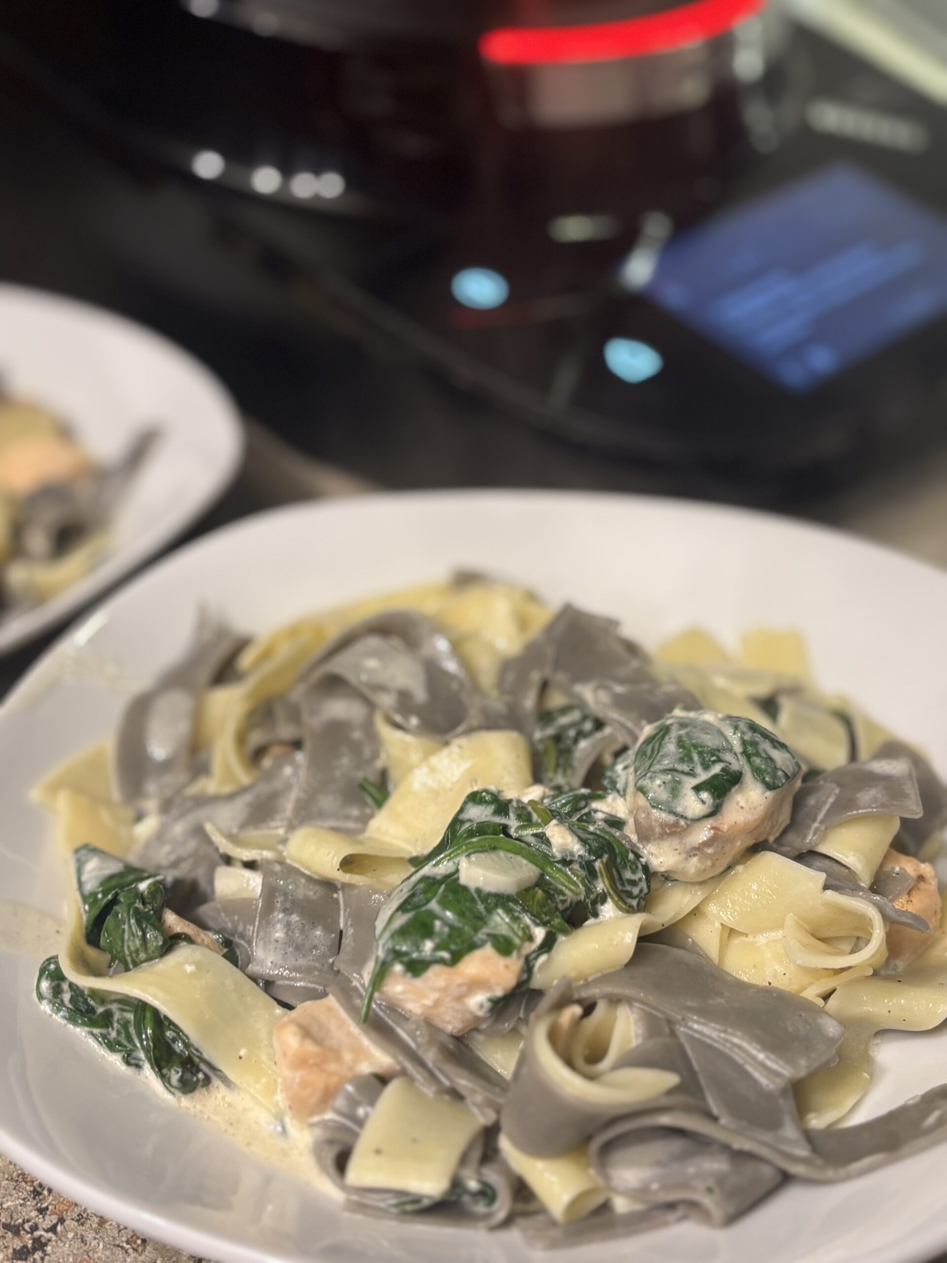 Tagliatelle mit Lachs in cremiger Spinat‑Sahnesauce, zubereitet mit dem Cookit