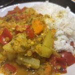 Curry mit Gemüse und roten Linsen