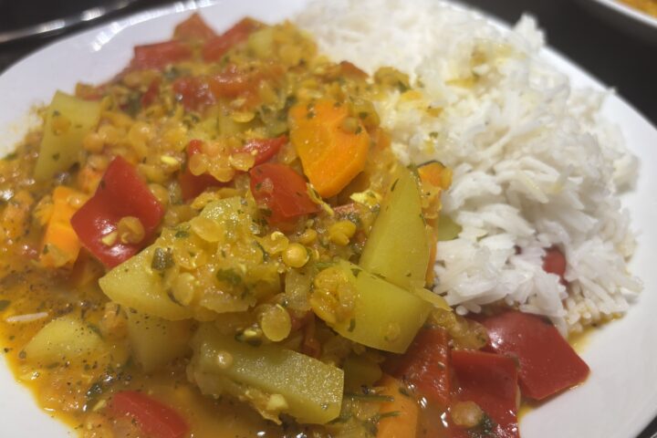 Curry mit Gemüse und roten Linsen