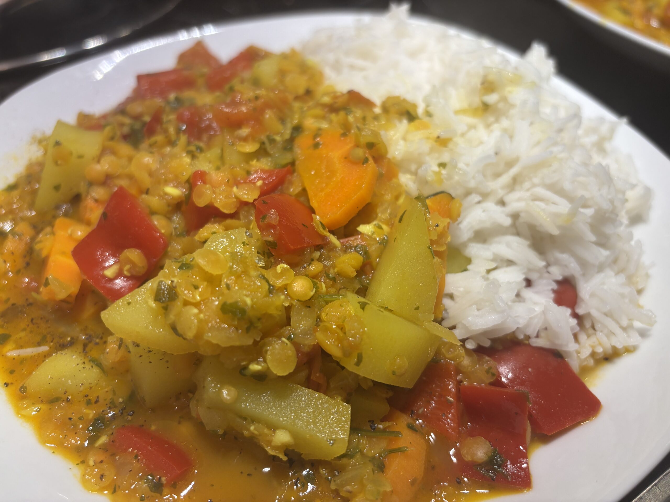 Curry mit Gemüse und roten Linsen