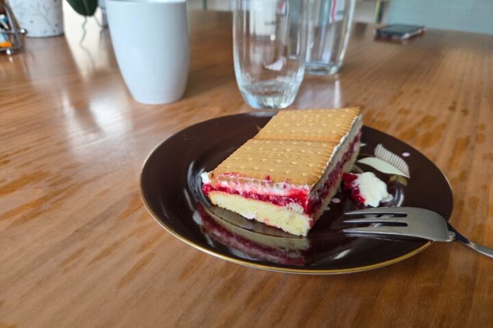 Butterkekskuchen mit Himbeeren