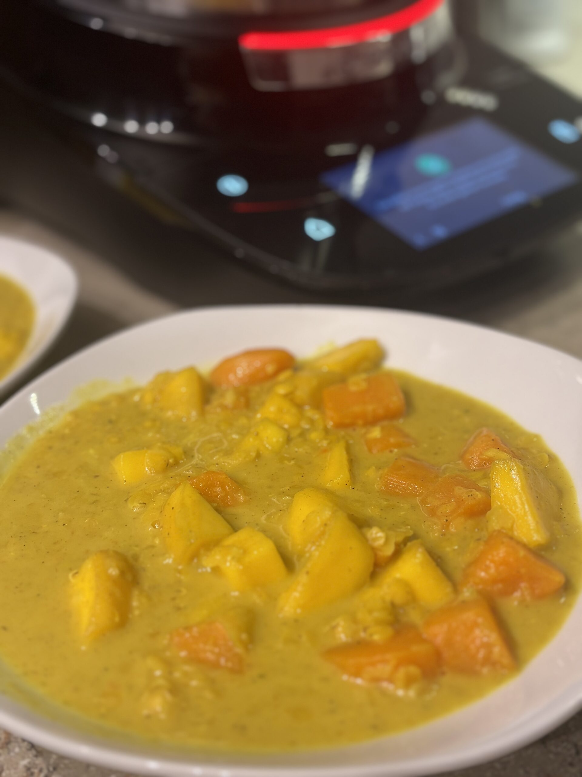 Gelbe Linsensuppe mit Mango und Süsskartoffel