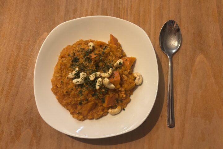 Cremiges Kürbis‑Linsen‑Dal mit Ingwer und orientalischen Gewürzen, gekocht im Cookit