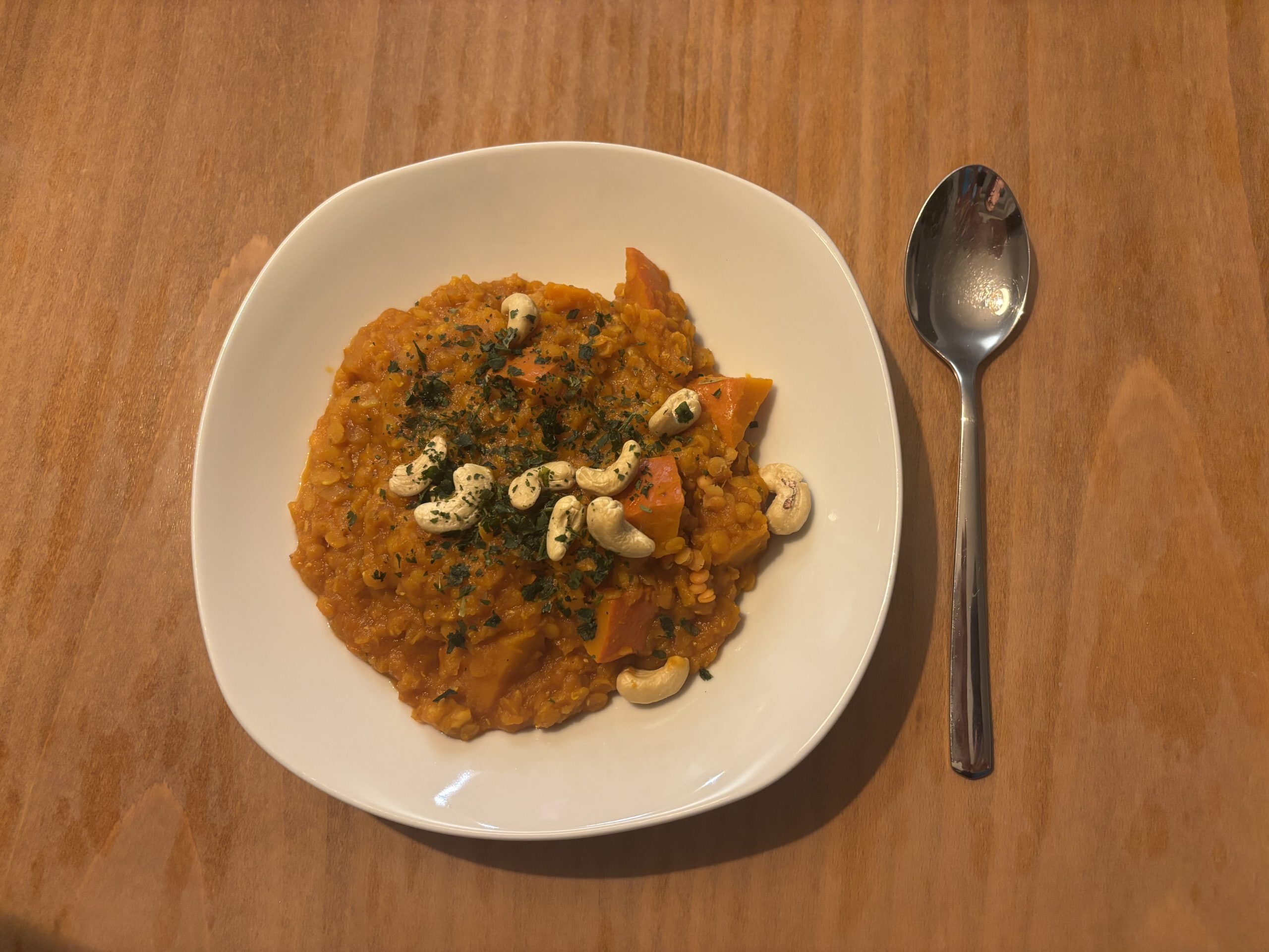 Cremiges Kürbis‑Linsen‑Dal mit Ingwer und orientalischen Gewürzen, gekocht im Cookit