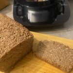 Rustikales Schwarzbrot mit viel Roggenschrot, frisch gebacken mit dem Cookit