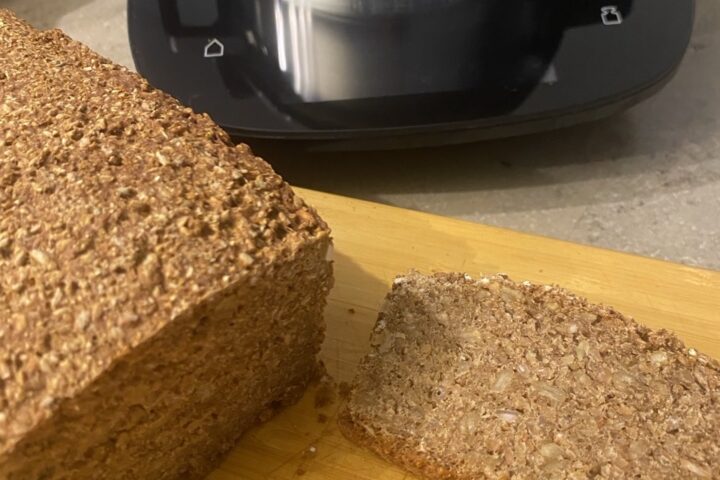 Rustikales Schwarzbrot mit viel Roggenschrot, frisch gebacken mit dem Cookit