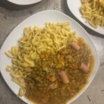 Ein Teller Schwäbische Linsensuppe mit Linsen, Gemüse und Würstchen, serviert als herzhaftes Hausmannskost‑Gericht.