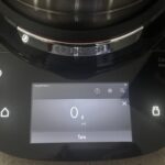 Bosch Cookit zeigt die integrierte Waagefunktion im Display während des Abwiegens