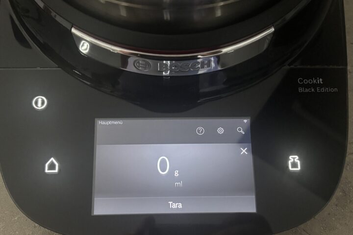 Bosch Cookit zeigt die integrierte Waagefunktion im Display während des Abwiegens