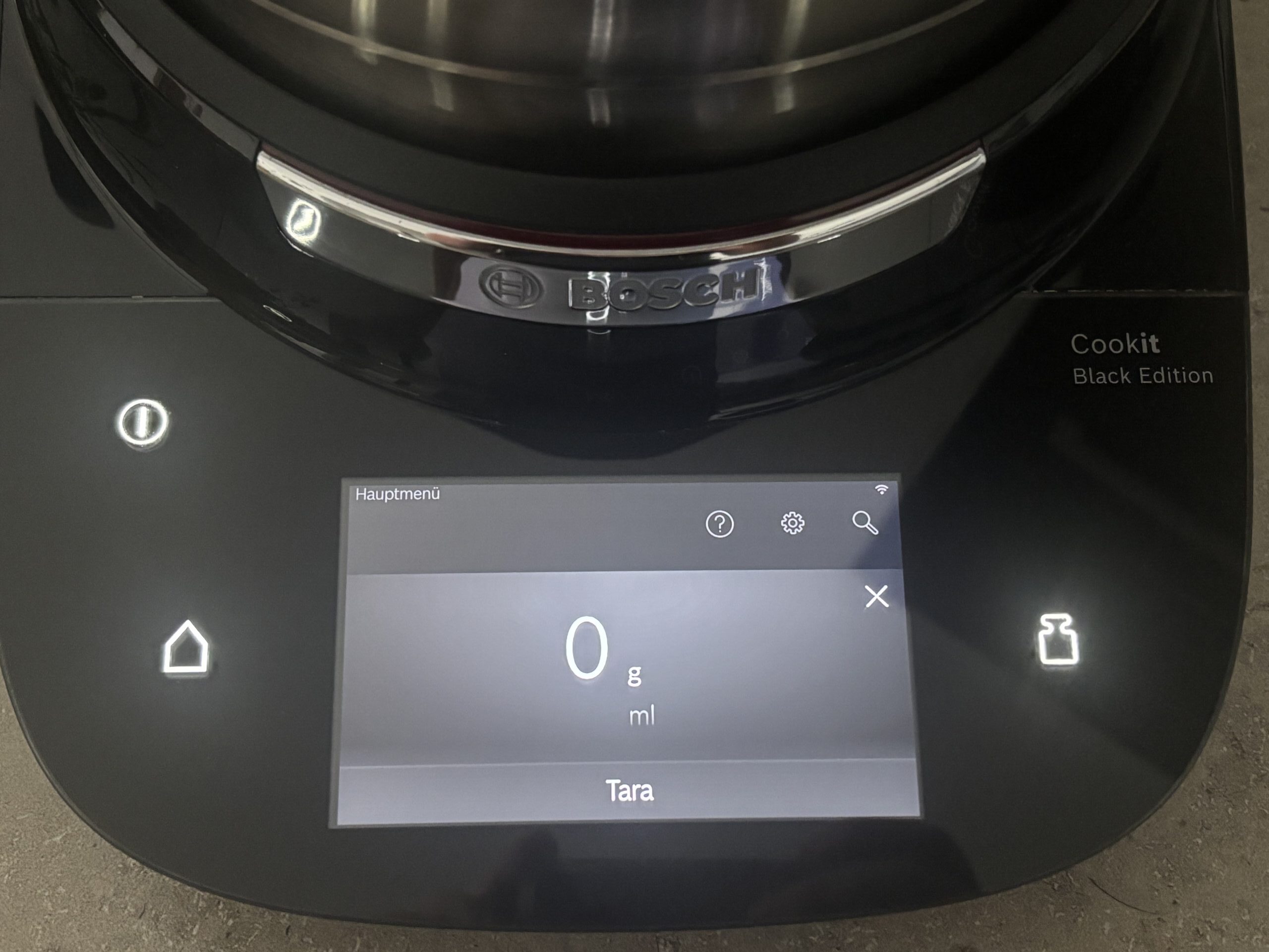 Bosch Cookit zeigt die integrierte Waagefunktion im Display während des Abwiegens