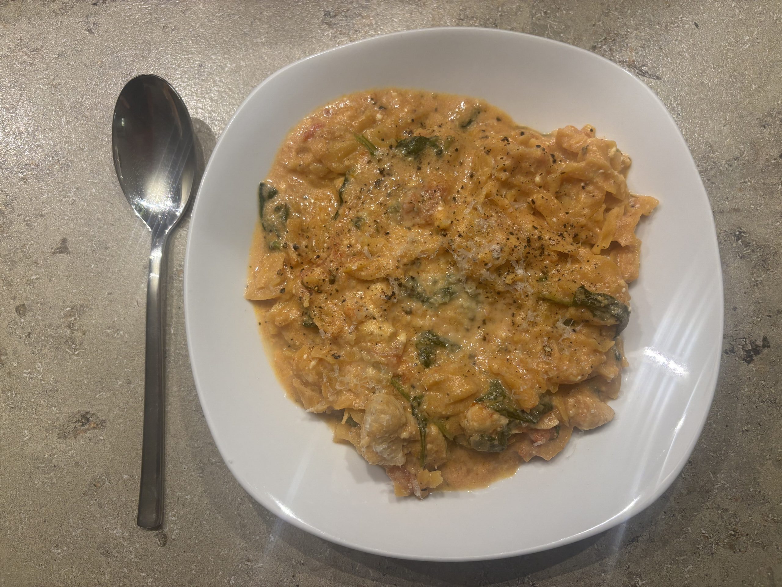 Entdecke die High Protein Pasta mit Hähnchen und Feta für den Bosch Cookit: einfach, proteinreich, unglaublich aromatisch. Perfekt für Fitness‑Fans und Genießer. Jetzt Rezept entdecken!