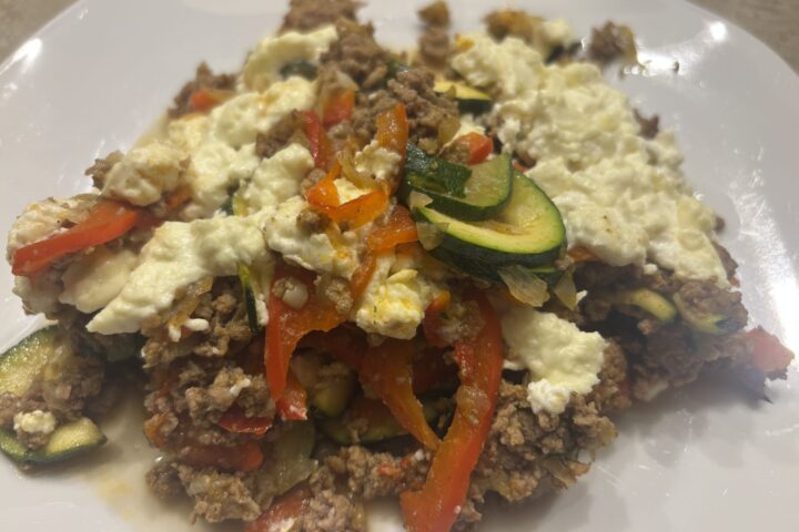 Auflaufform mit Hackfleisch-Feta-Auflauf voller Gemüse, frisch aus dem Ofen