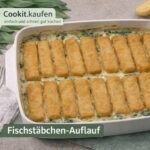 Überbackener Fischstäbchenauflauf mit Kartoffeln, Spinat und cremiger Soße in einer Auflaufform