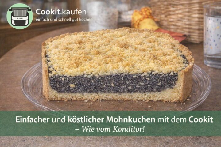 Saftiger Mohnkuchen mit Streuseln, gebacken im Bosch Cookit, auf einer Glasplatte serviert.