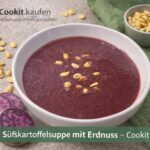 Cremige violette Süßkartoffelsuppe mit Erdnuss in einer Schale