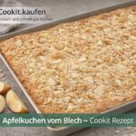 Frisch gebackener Apfelkuchen vom Blech mit goldbrauner Kruste