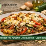 Auflaufform mit Hackfleisch-Feta-Auflauf voller Gemüse, frisch aus dem Ofen