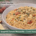 Spaghetti in milder Tomaten‑Mozzarella‑Soße auf einem Teller serviert