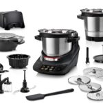 Bosch Cookit Deluxe Schwarz mit vollständigem Zubehörpaket inklusive XL‑Topf, Crush‑Messer, Pommes‑Scheibe, Feinreibe und SuperCut‑Scheibe.
