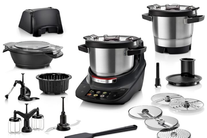 Bosch Cookit Deluxe Schwarz mit vollständigem Zubehörpaket inklusive XL‑Topf, Crush‑Messer, Pommes‑Scheibe, Feinreibe und SuperCut‑Scheibe.