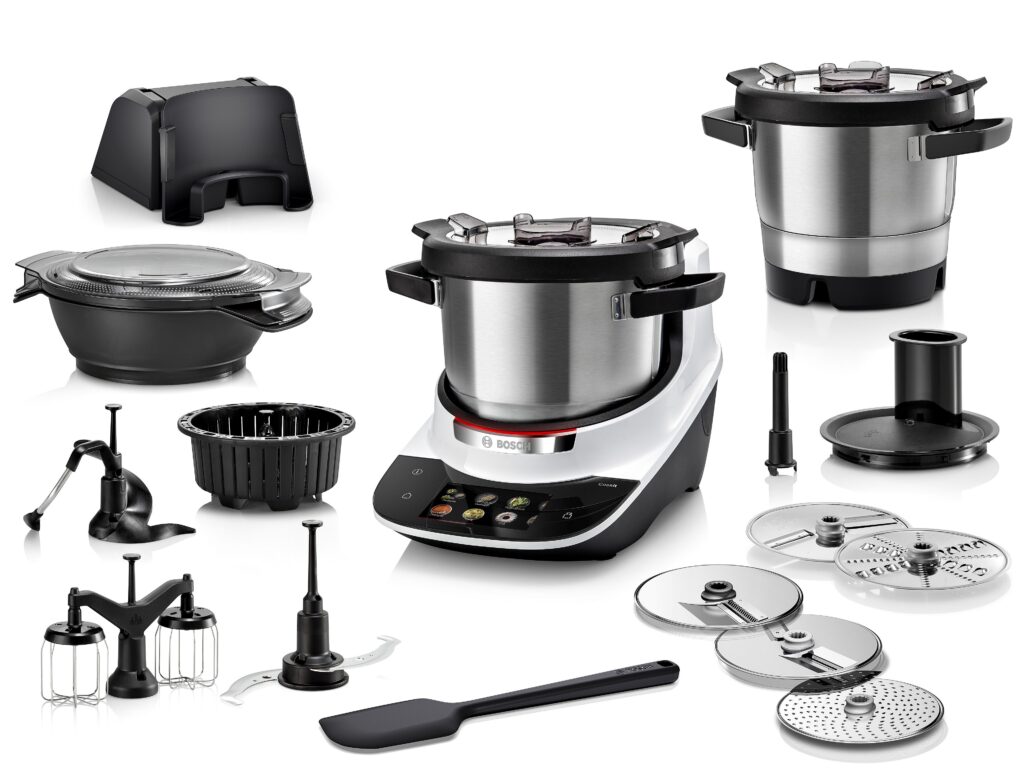 Bosch Cookit Deluxe Weiß mit vollständigem Zubehörpaket inklusive XL‑Topf, Crush‑Messer, Pommes‑Scheibe, Feinreibe und SuperCut‑Scheibe.