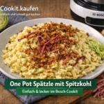 One Pot Spätzle mit Spitzkohl, Röstzwiebeln und Schinkenstreifen auf einem Teller, zubereitet im Bosch Cookit.
