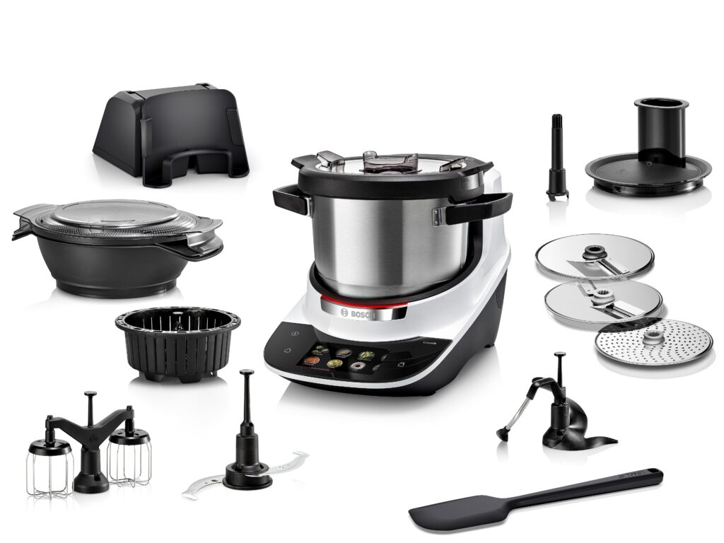Bosch Cookit Premium Weiß mit Basis‑Zubehör, Dampfgar‑Set, Zerkleinerungsaufsatz, Schneid‑ und Raspelscheiben, Lifter und Zubehörtasche.