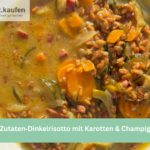 Schale mit herzhaftem Gemüse‑Eintopf mit Dinkel, Karotten, Zucchini und Fleischstücken auf Holztisch