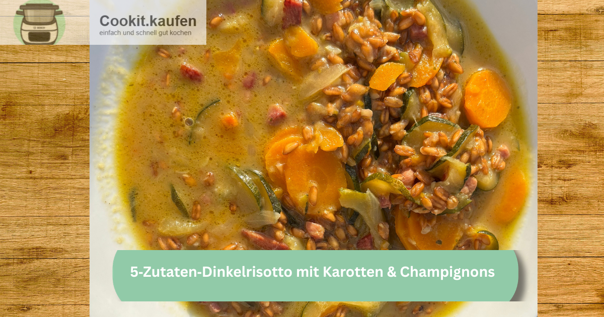 Schale mit herzhaftem Gemüse‑Eintopf mit Dinkel, Karotten, Zucchini und Fleischstücken auf Holztisch